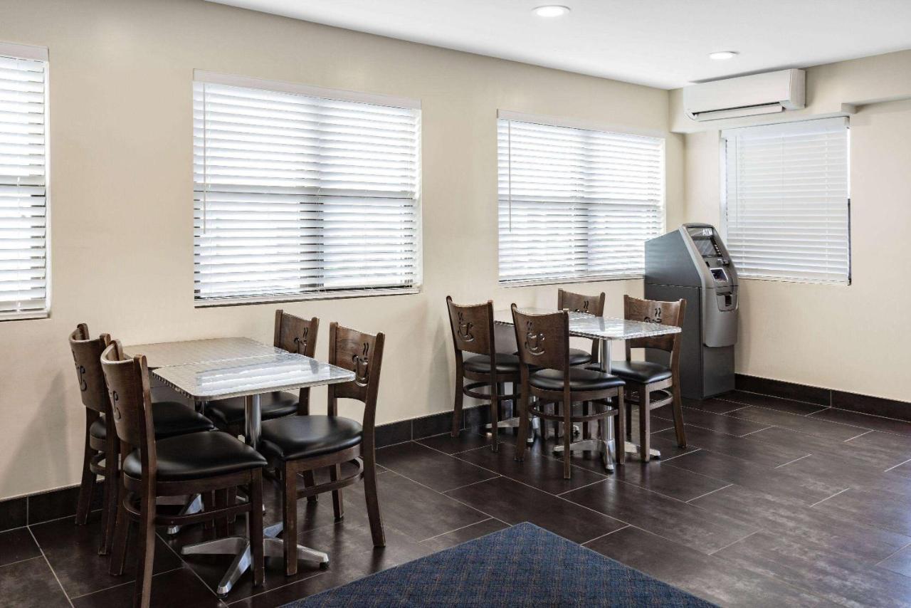 Super 8 By Wyndham Lindenhurst Exterior photo