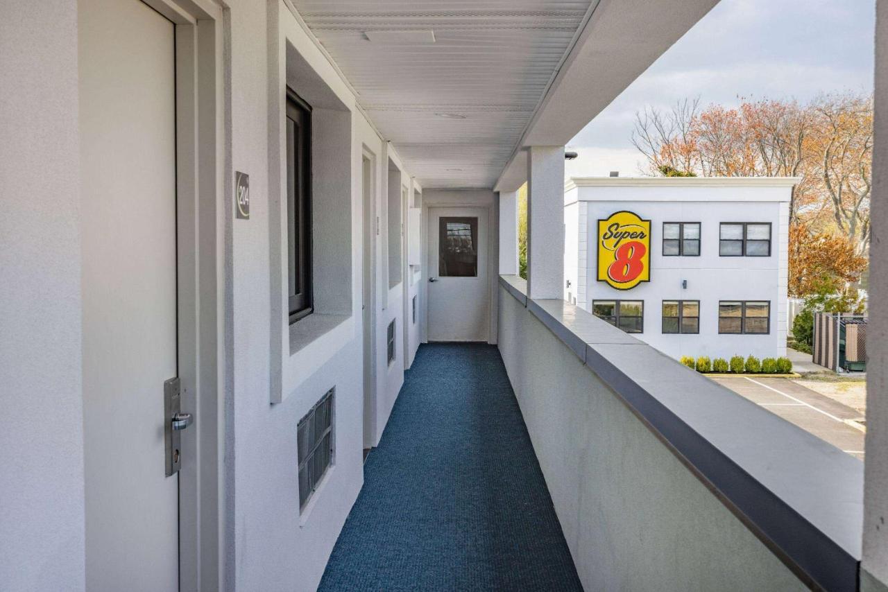 Super 8 By Wyndham Lindenhurst Exterior photo