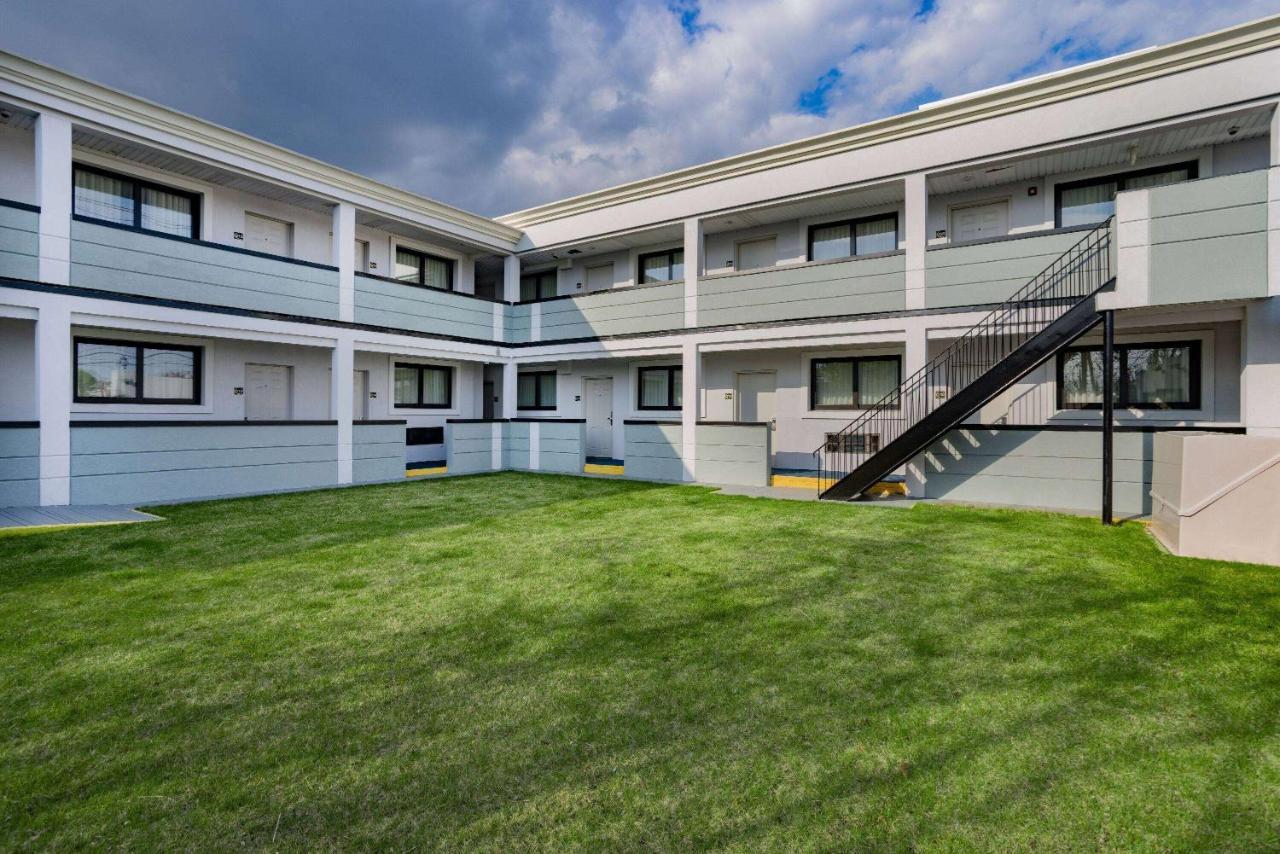 Super 8 By Wyndham Lindenhurst Exterior photo